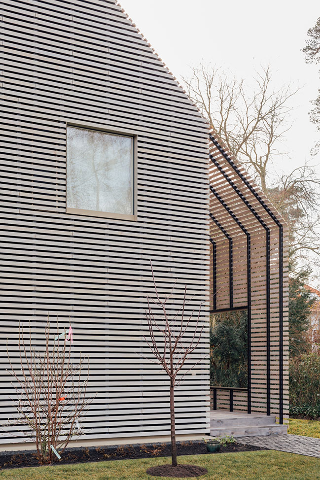 Pergola House: A wooden villa by rundzwei Architekten BDA in Berlin