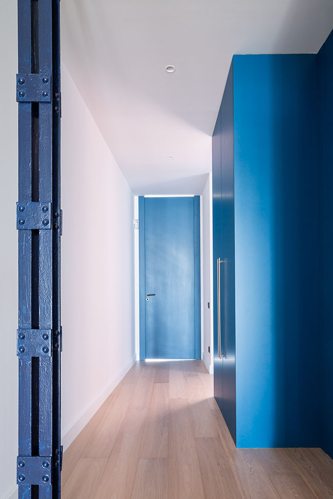 Diagonal Azure Apartment in Barcelona by Fabrizio Leoni Architettura