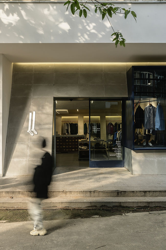 The Sloping Balance Space - proper Concept Store by Fon Studio