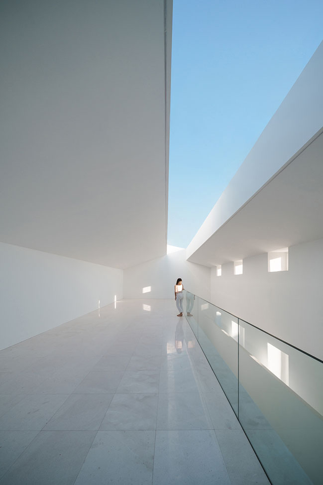 Empty House by Fran Silvestre Arquitectos