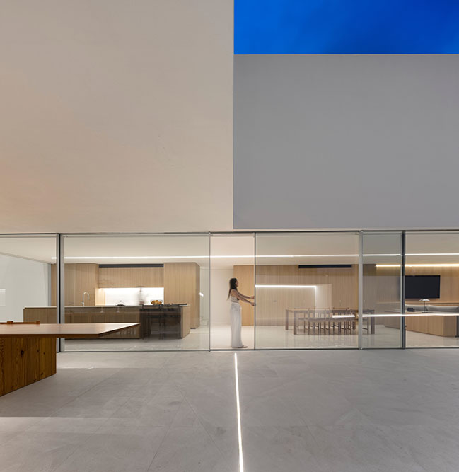 Empty House by Fran Silvestre Arquitectos