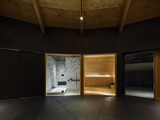 Vacation house for a car-loving client by Hitoshi Saruta / CUBO design architect