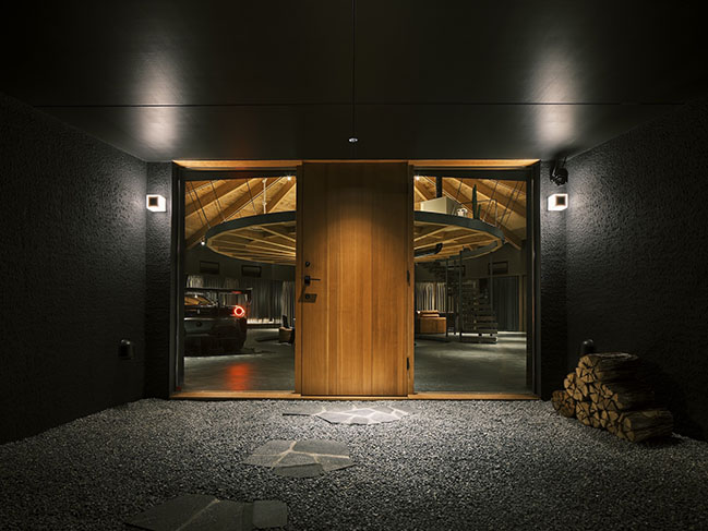 Vacation house for a car-loving client by Hitoshi Saruta / CUBO design architect