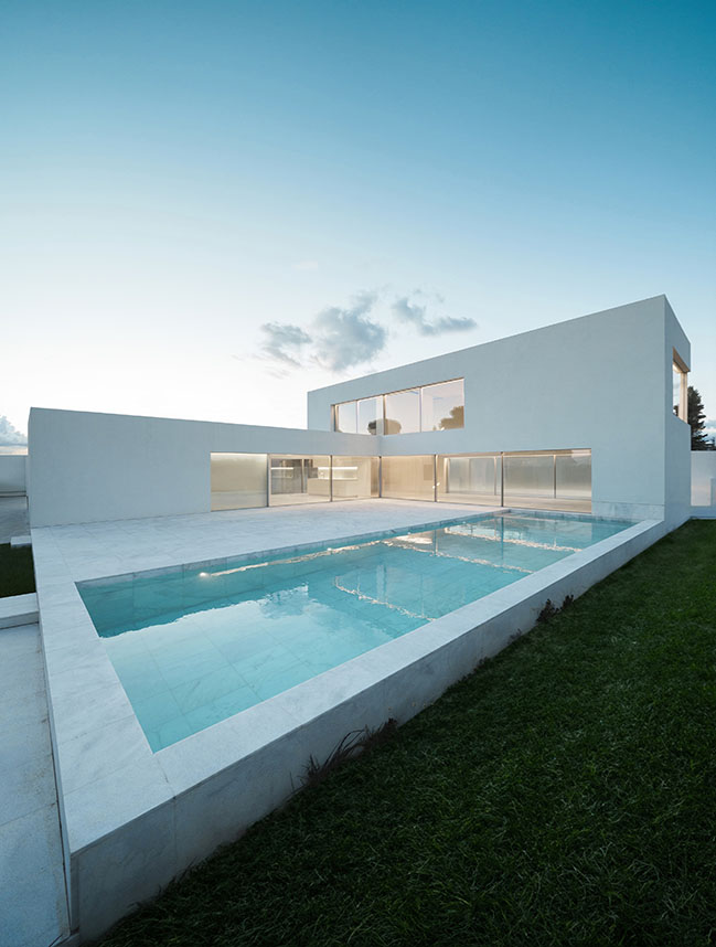 Álamo House by Fran Silvestre Arquitectos