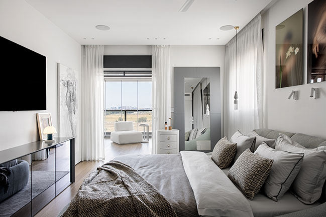 Metropolitan Chic by Tzvia Kazayoff Design | A Tech-Infused Penthouse