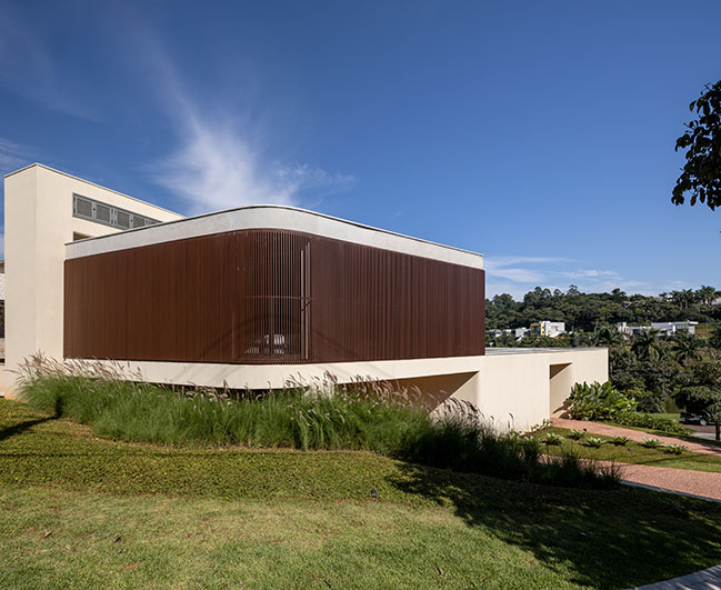 Axial House by TAU Arquitetos