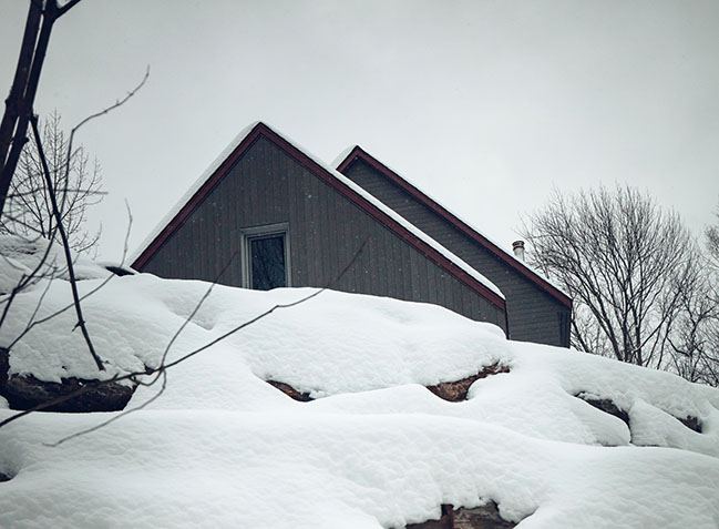 Contemporary House Harmoniously Integrated into Magog's Landscape / Matière Première Architecture