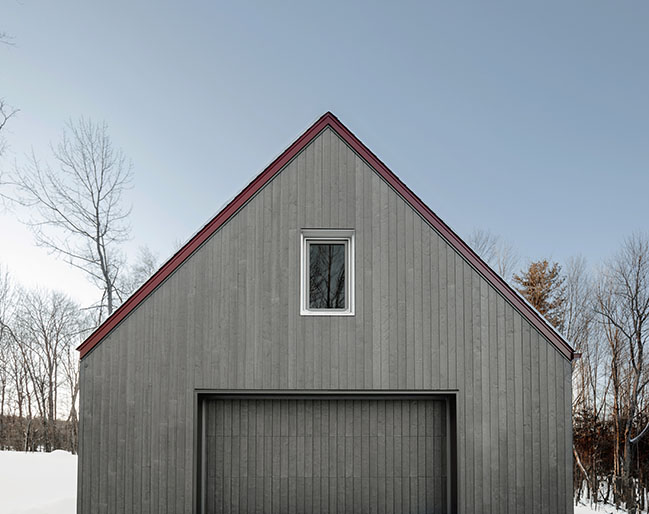 Contemporary House Harmoniously Integrated into Magog's Landscape / Matière Première Architecture