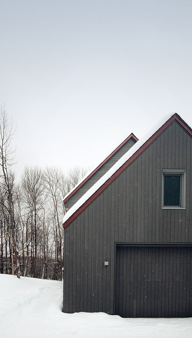 Contemporary House Harmoniously Integrated into Magog's Landscape / Matière Première Architecture