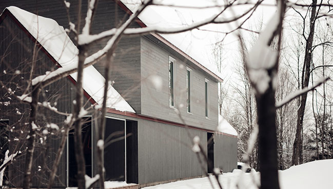 Contemporary House Harmoniously Integrated into Magog's Landscape / Matière Première Architecture