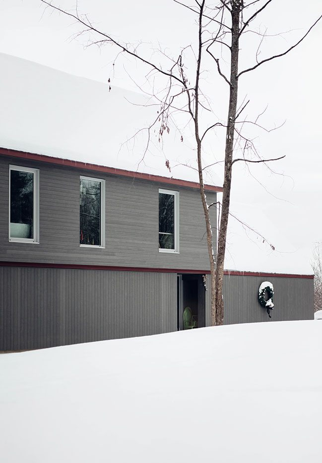 Contemporary House Harmoniously Integrated into Magog's Landscape / Matière Première Architecture