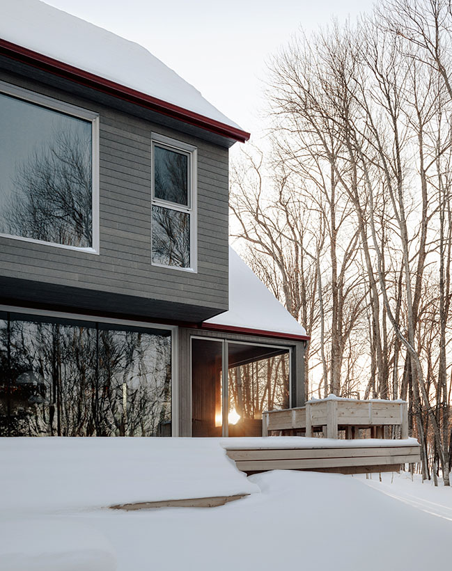 Contemporary House Harmoniously Integrated into Magog's Landscape / Matière Première Architecture