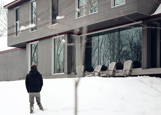 Contemporary House Harmoniously Integrated into Magog's Landscape / Matière Première Architecture