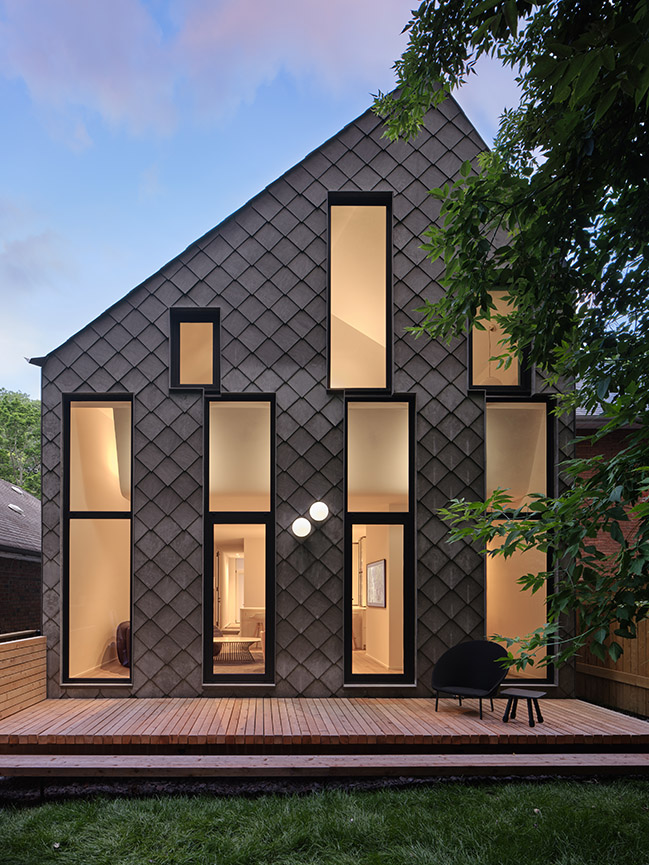 Reigo & Bauer Utilizes Geometric Maneuvers to Create an Eye-Catching Narrow House