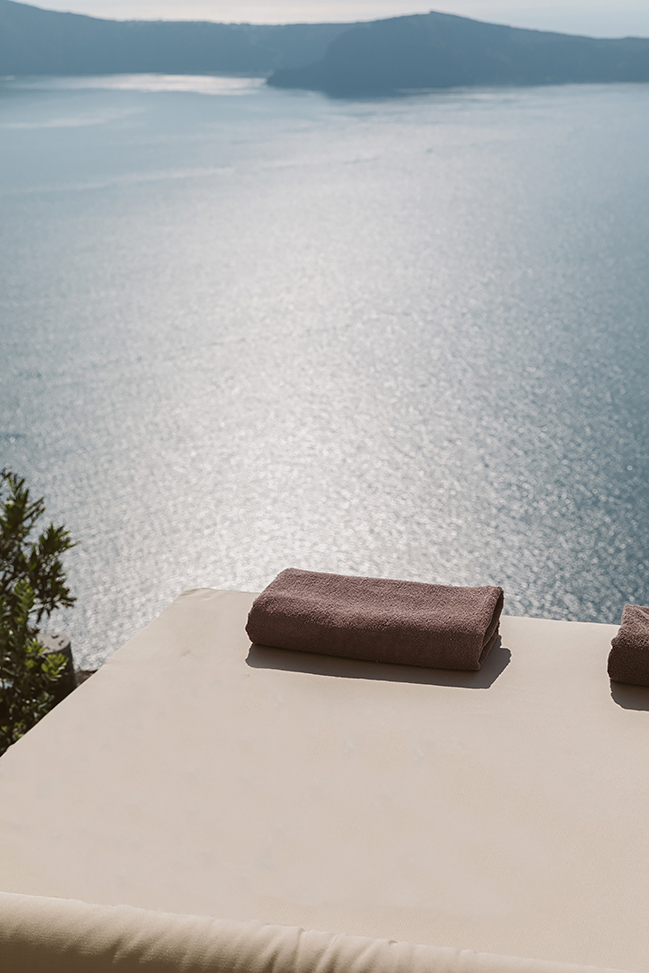 Luxury Apartment Design in Santorini that Harmonizes with Nature / THIS IS IMDA