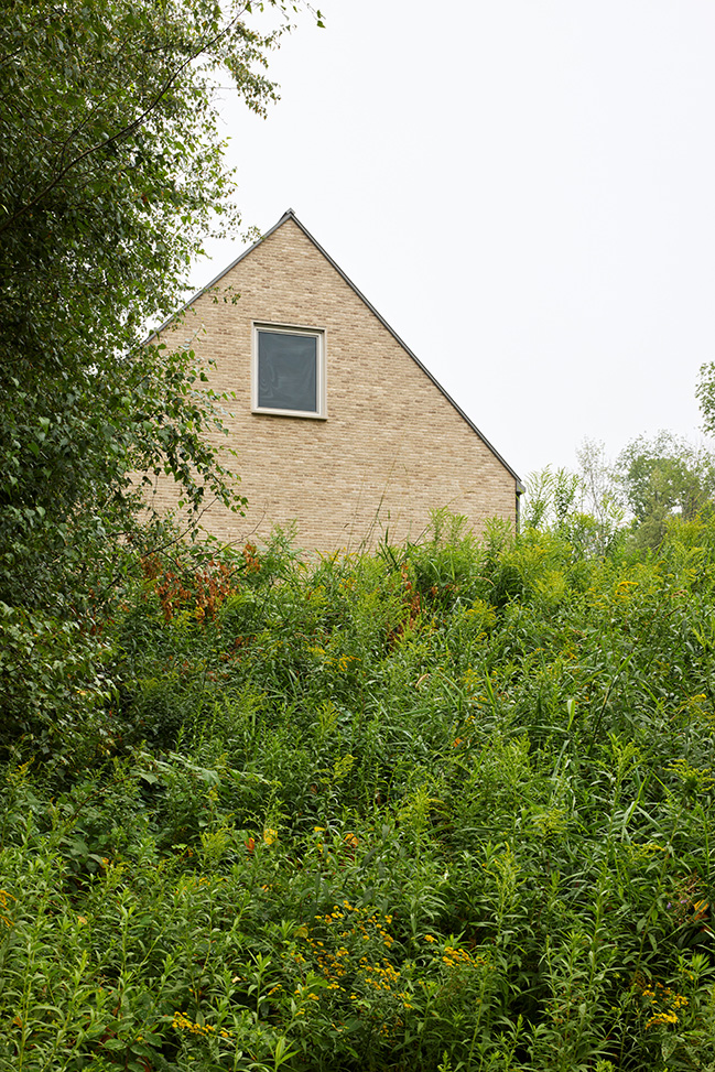 Des Lauriers House by Paul Bernier Architecte