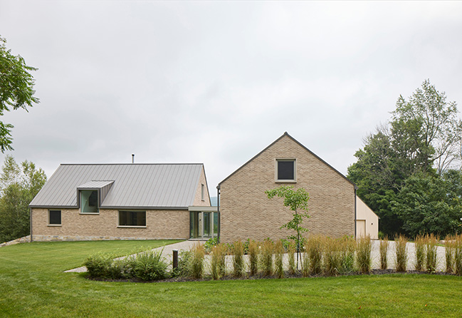 Des Lauriers House by Paul Bernier Architecte