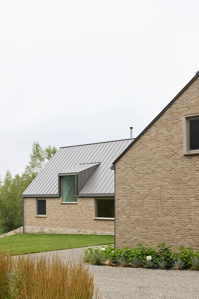 Des Lauriers House by Paul Bernier Architecte