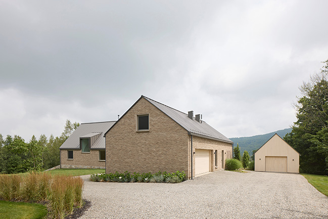 Des Lauriers House by Paul Bernier Architecte