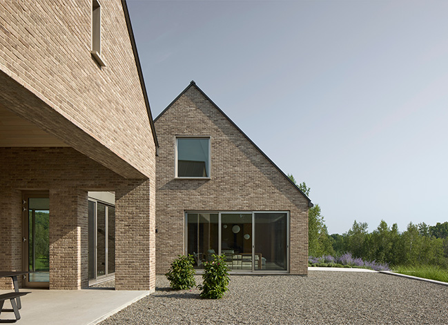 Des Lauriers House by Paul Bernier Architecte