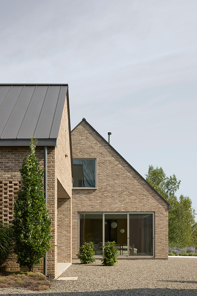 Des Lauriers House by Paul Bernier Architecte