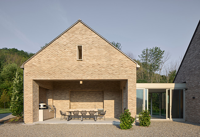 Des Lauriers House by Paul Bernier Architecte