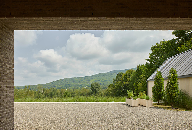 Des Lauriers House by Paul Bernier Architecte