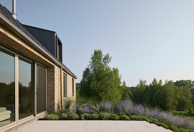 Des Lauriers House by Paul Bernier Architecte