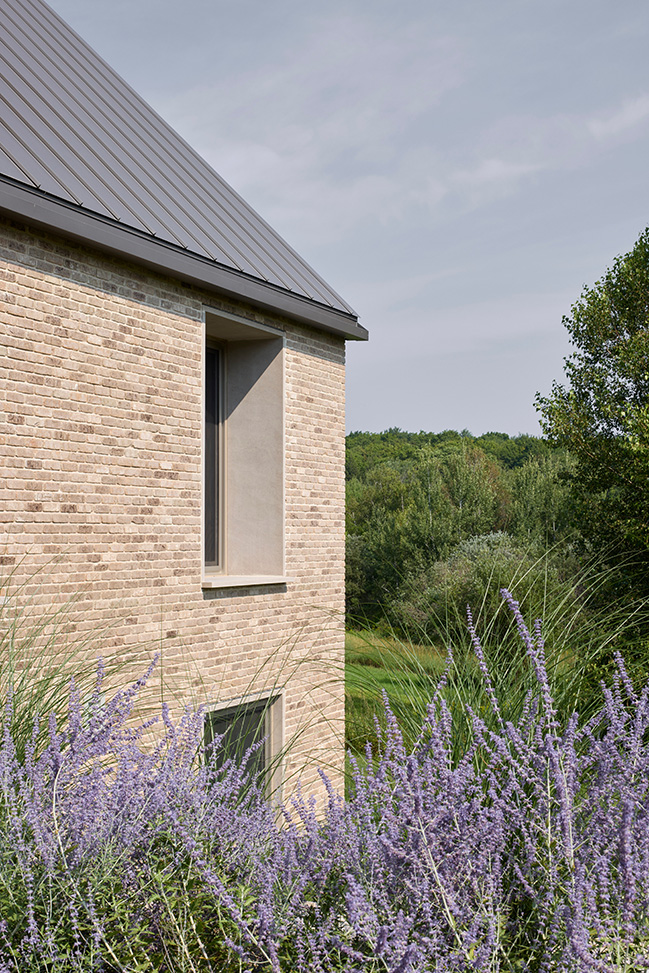 Des Lauriers House by Paul Bernier Architecte