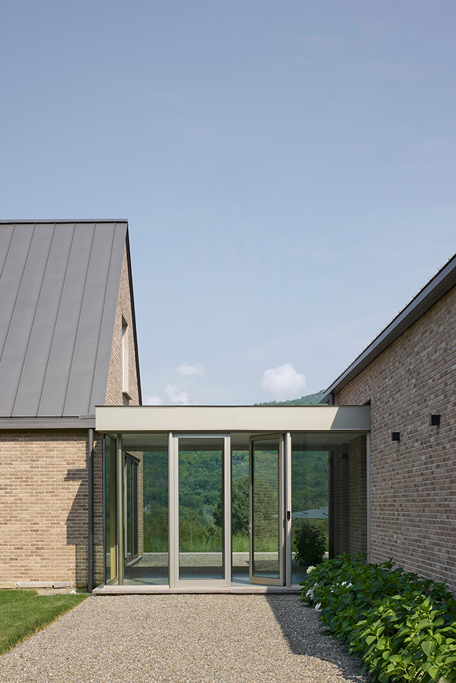 Des Lauriers House by Paul Bernier Architecte