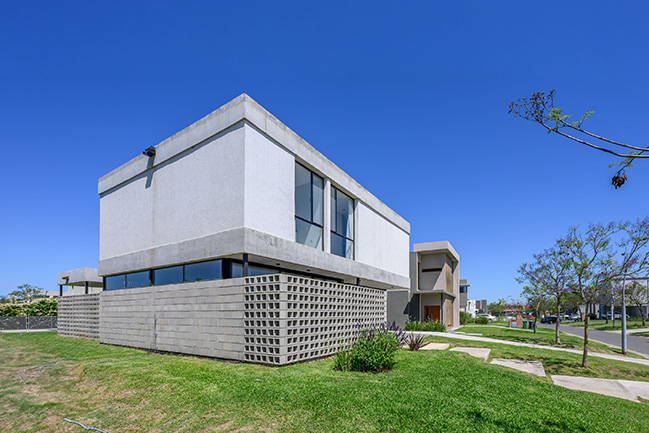 Berman House by Barrionuevo Villanueva