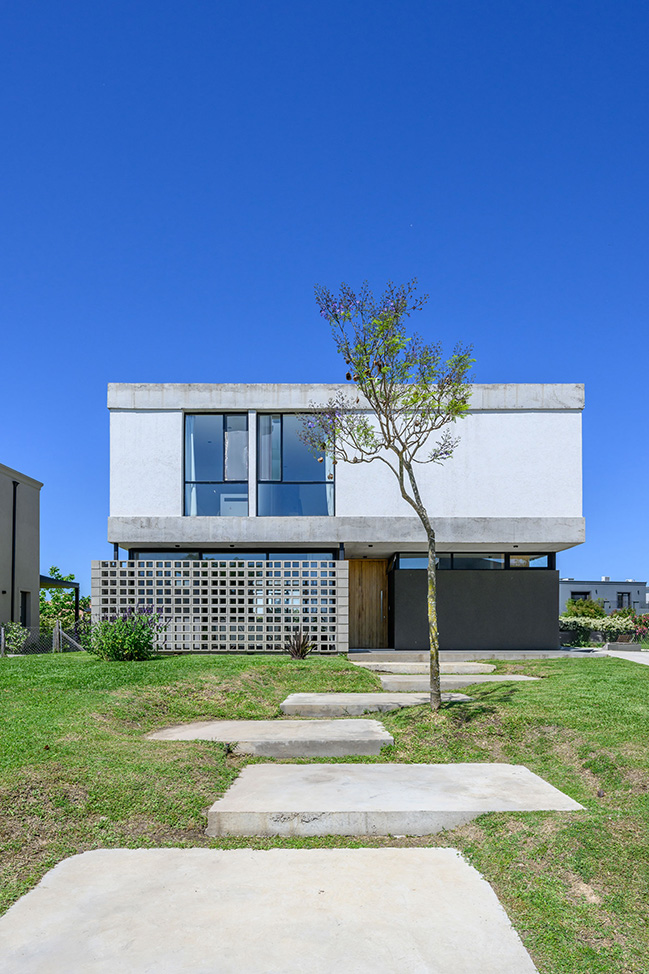 Berman House by Barrionuevo Villanueva