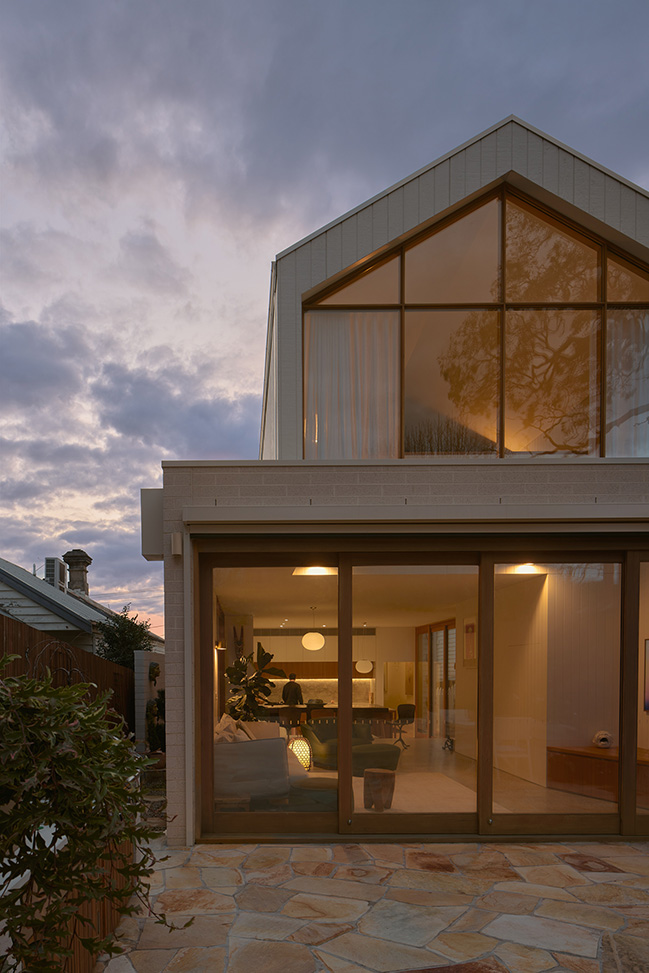 Oberon House by Alexandra Buchanan Architecture | From dark to light