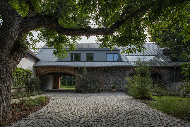 The Forgotten Barn by Karnet architekti