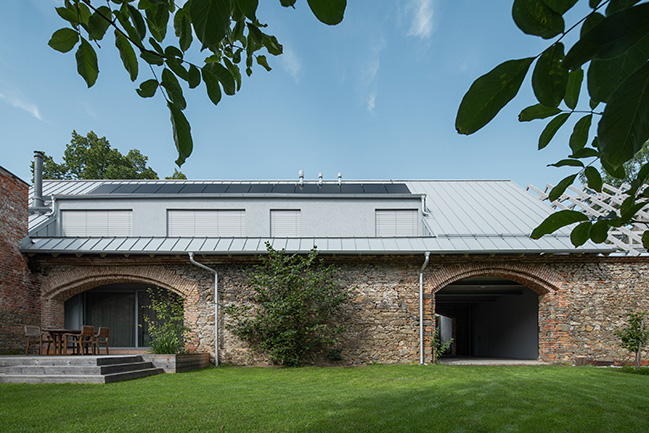 The Forgotten Barn by Karnet architekti