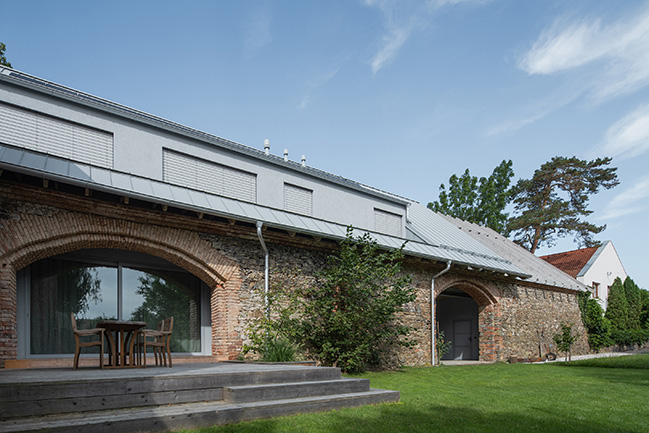 The Forgotten Barn by Karnet architekti