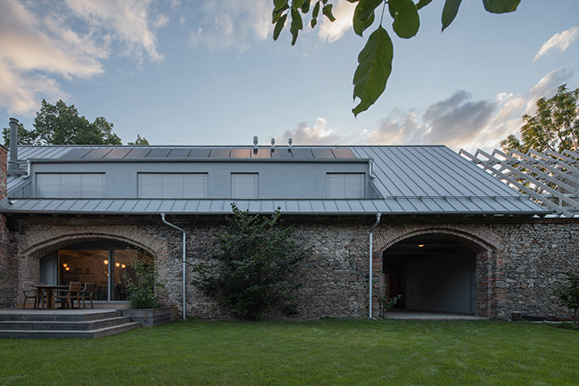 The Forgotten Barn by Karnet architekti