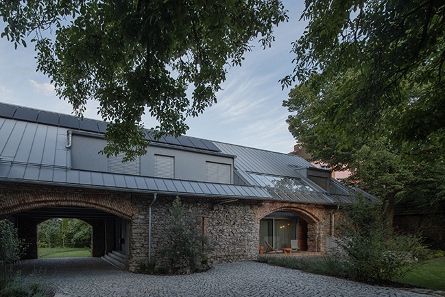 The Forgotten Barn by Karnet architekti