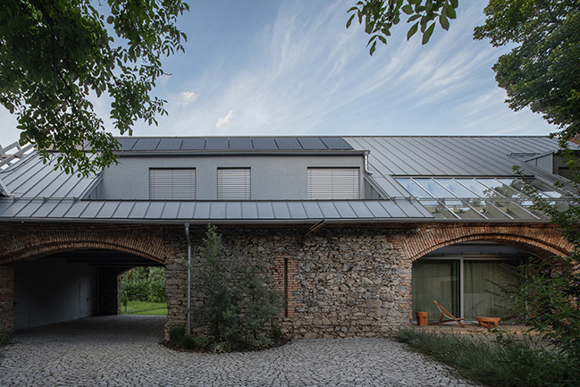 The Forgotten Barn by Karnet architekti