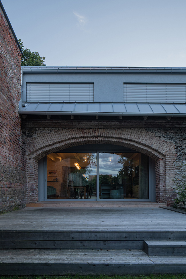 The Forgotten Barn by Karnet architekti