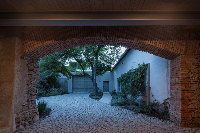 The Forgotten Barn by Karnet architekti