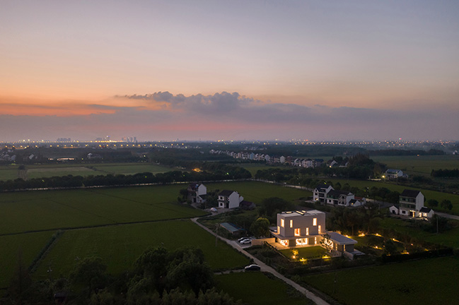 Jun Meng: A House of Light by LQS Architects