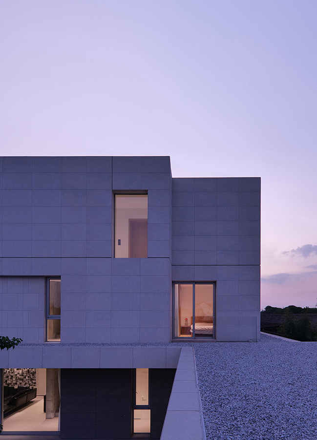 Jun Meng: A House of Light by LQS Architects