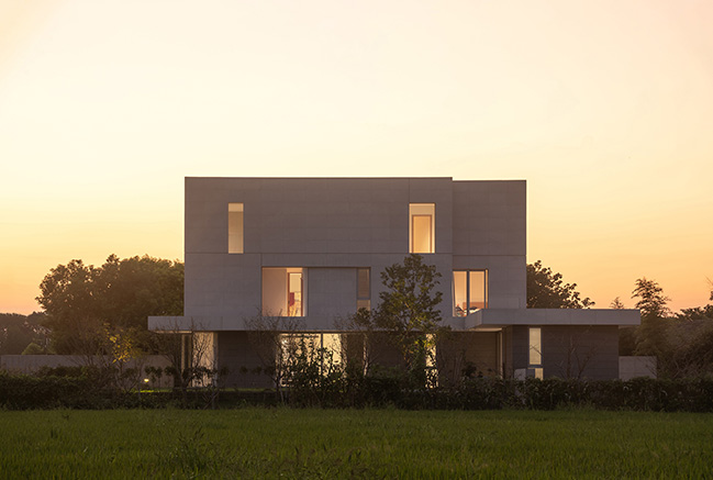 Jun Meng: A House of Light by LQS Architects