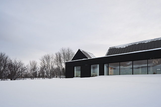 House on the river by Atelier Échelle