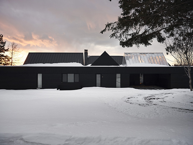 House on the river by Atelier Échelle