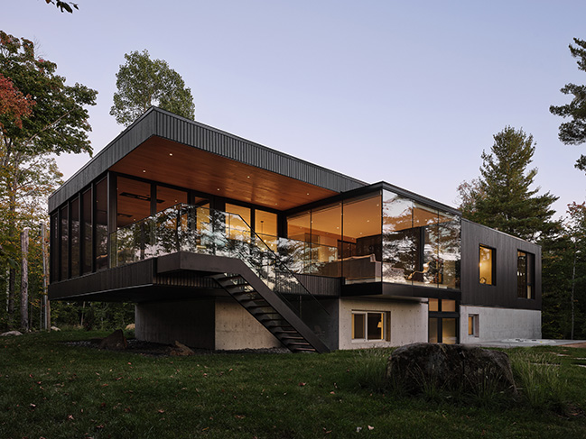 Contemporary home between lake and forest by LOCUS architecture+design