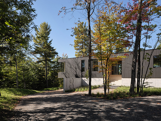 Contemporary home between lake and forest by LOCUS architecture+design