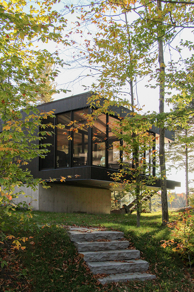 Contemporary home between lake and forest by LOCUS architecture+design