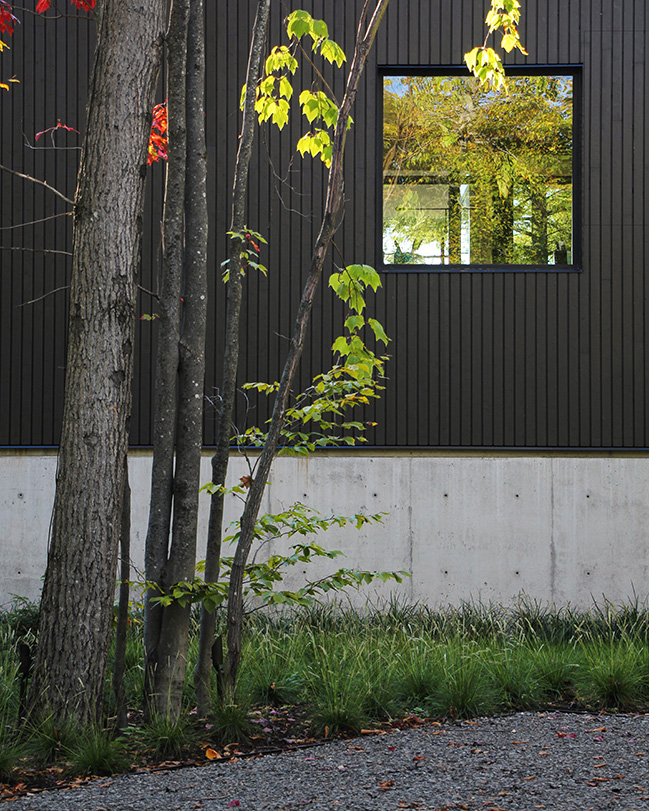 Contemporary home between lake and forest by LOCUS architecture+design